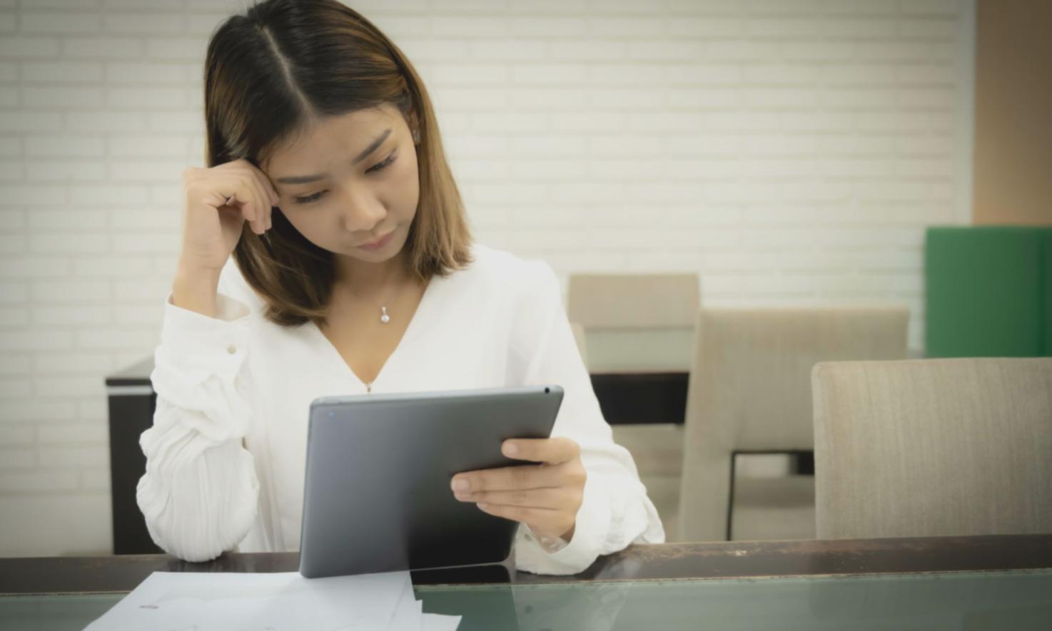 Estudiantes trabajando en análisis financiero con datos reales